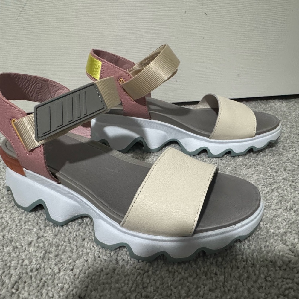Stylish Women's Sandals in Cream and Pink